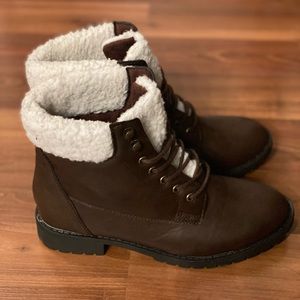 Streetwear Society boots with beige faux fur.
